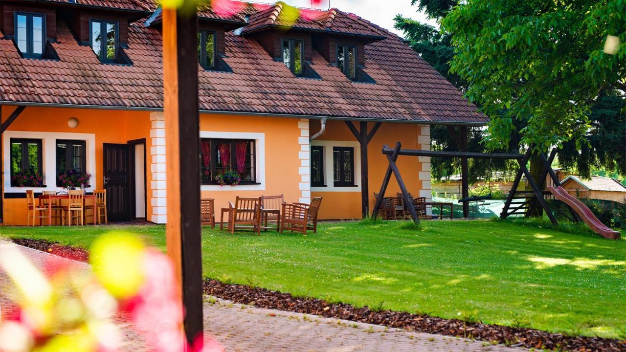 Wellness Penzion-Restaurace U Pstrosa Vsemyslice Exterior photo